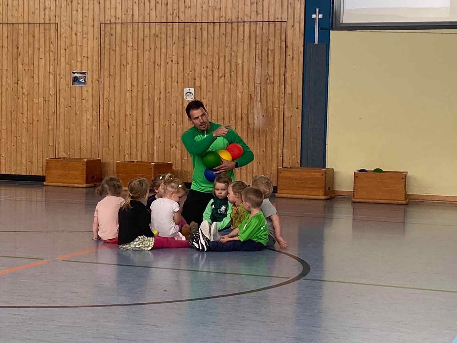 Spielerisch den Ball kennenlernen