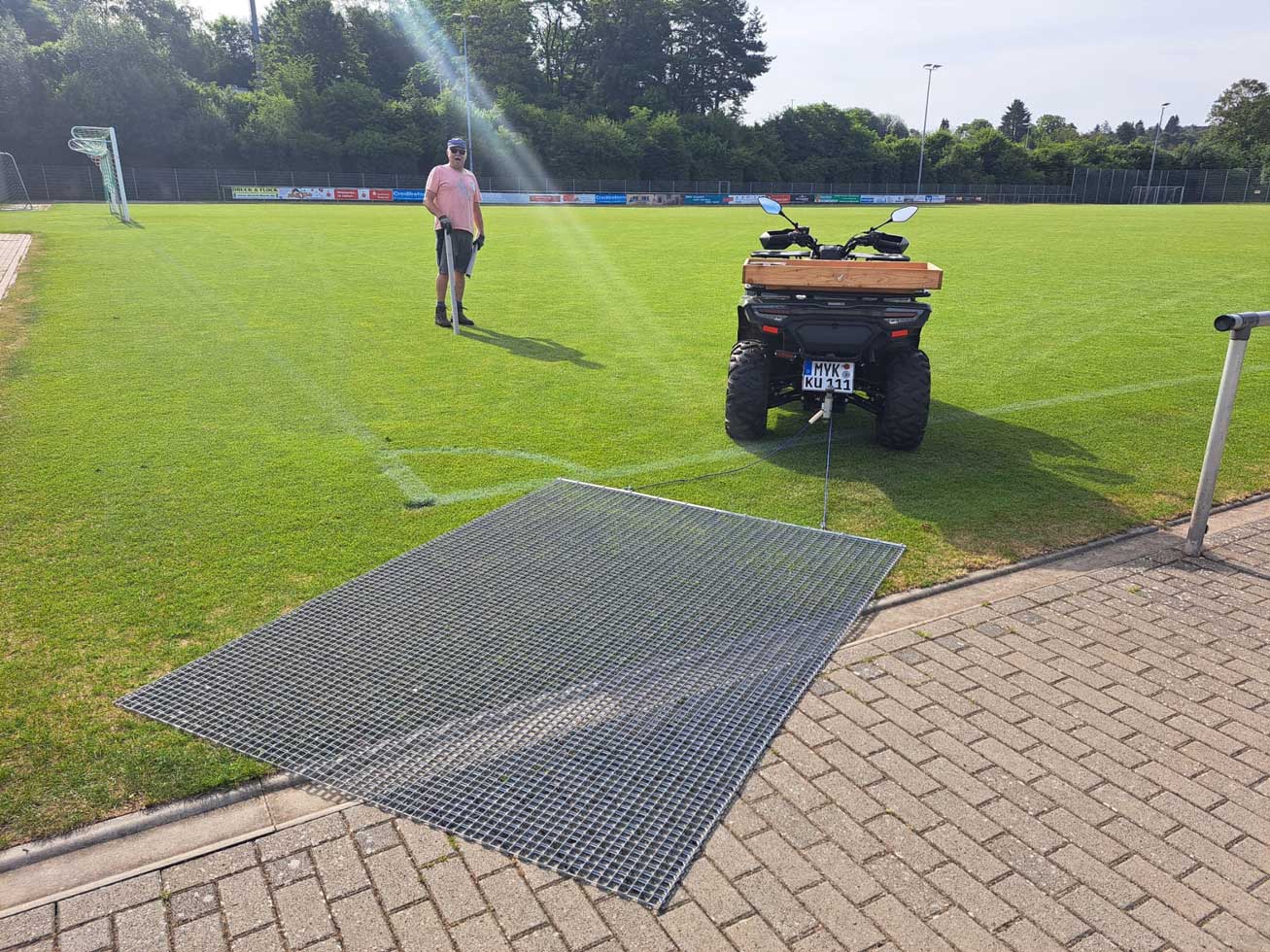 Das neue Schleppnetz für den Kunstrasenplatz
